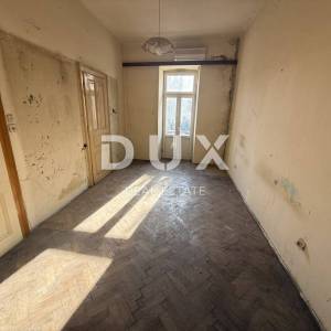 CRIKVENICA - Dvoetažni apartman za renovaciju, 1. red do mora!