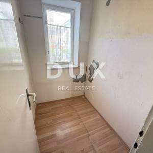 CRIKVENICA - Dvoetažni apartman za renovaciju, 1. red do mora!