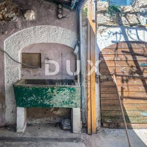 CRIKVENICA, GRIŽANE – Tradicionalna kamena kuća s pogledom na more, bazenom u završnoj fazi i velikim potencijalom