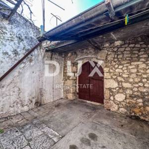 CRIKVENICA, GRIŽANE – Tradicionalna kamena kuća s pogledom na more, bazenom u završnoj fazi i velikim potencijalom