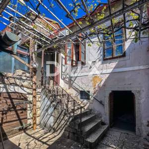 CRIKVENICA, GRIŽANE – Tradicionalna kamena kuća s pogledom na more, bazenom u završnoj fazi i velikim potencijalom