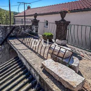 CRIKVENICA, GRIŽANE – Tradicionalna kamena kuća s pogledom na more, bazenom u završnoj fazi i velikim potencijalom