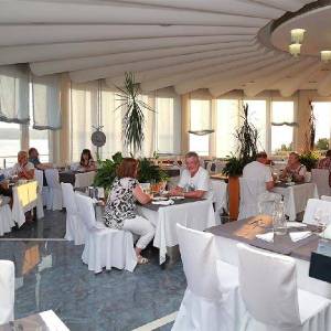 CRIKVENICA. HOTEL NA SAMOJ OBALI MORA!!