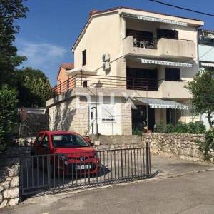 CRIKVENICA, JADRANOVO - lijepa kuća s pet apartmana