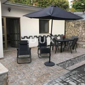 CRIKVENICA, JADRANOVO - lijepa kuća s pet apartmana