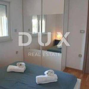 CRIKVENICA, JADRANOVO - luksuzan 1S+DB s natkrivenom terasom i parkirnim mjestom