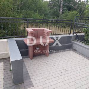 CRIKVENICA, JADRANOVO - luksuzan 1S+DB s natkrivenom terasom i parkirnim mjestom