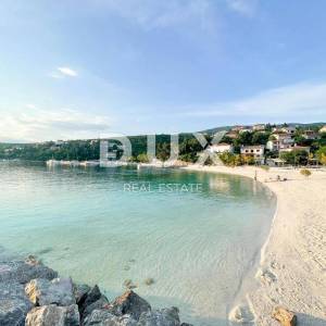 CRIKVENICA, JADRANOVO - predivna samostojeća kuća s sedam stanova