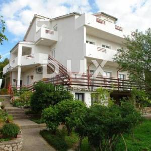 CRIKVENICA, JADRANOVO - predivna samostojeća kuća s sedam stanova