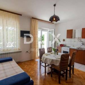 CRIKVENICA, JADRANOVO - predivna samostojeća kuća s sedam stanova