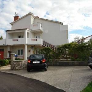 CRIKVENICA, JADRANOVO - predivna samostojeća kuća s sedam stanova
