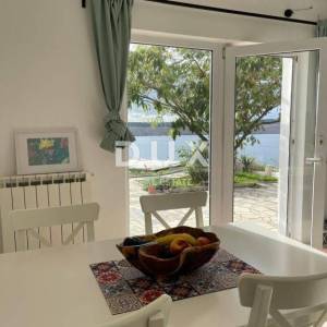 CRIKVENICA, JADRANOVO -prostrani stan u prizemlju, 80 m od mora