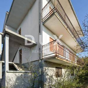 CRIKVENICA, JADRANOVO - samostojeća kuća sa 3 odvojena stana s pogledom na more + okućnica! PRILIKA!