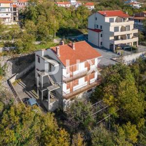 CRIKVENICA, JADRANOVO - samostojeća kuća sa 3 odvojena stana s pogledom na more + okućnica! PRILIKA!