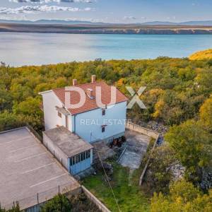 CRIKVENICA, JADRANOVO - samostojeća kuća sa 3 odvojena stana s pogledom na more + okućnica! PRILIKA!