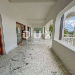 CRIKVENICA, KAČJAK - moćna vila od 800m2 drugi red do mora na zemljištu od 2000m2