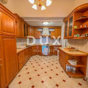 CRIKVENICA, KAČJAK - moćna vila od 800m2 drugi red do mora na zemljištu od 2000m2