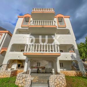CRIKVENICA, KAČJAK - moćna vila od 800m2 drugi red do mora na zemljištu od 2000m2