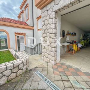 CRIKVENICA, KAČJAK - moćna vila od 800m2 drugi red do mora na zemljištu od 2000m2