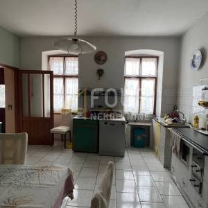 Crikvenica, kuća 450m2 s garažom i okućnicom
