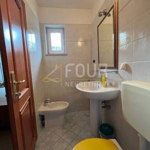Crikvenica, kuća 450m2 s garažom i okućnicom