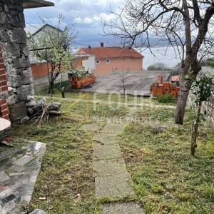 Crikvenica, kuća 450m2 s garažom i okućnicom