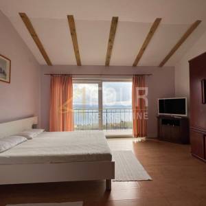Crikvenica, kuća 450m2 s garažom i okućnicom