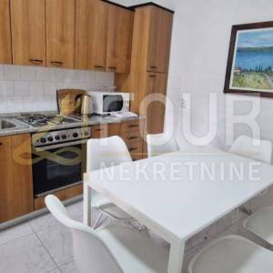 Crikvenica, kuća s 2 stana, blizina mora i centra