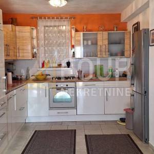 Crikvenica, kuća s dva stana 110m2, pogled na more