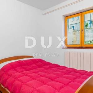 CRIKVENICA - Kuća s više apartmana  i pogledom na more