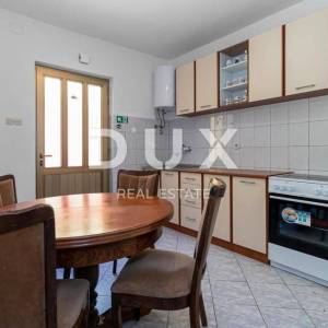 CRIKVENICA - Kuća s više apartmana  i pogledom na more