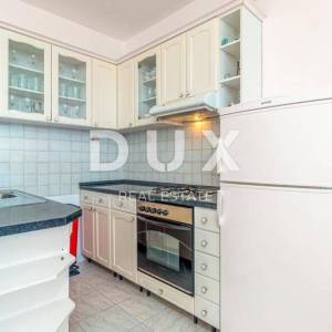 CRIKVENICA - Kuća s više apartmana  i pogledom na more
