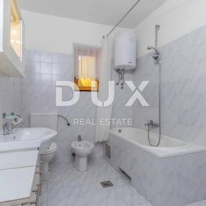 CRIKVENICA - Kuća s više apartmana  i pogledom na more