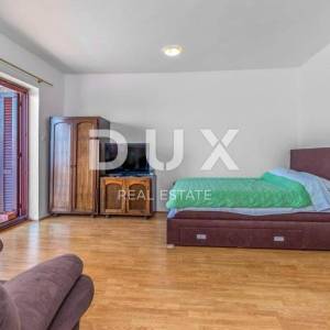 CRIKVENICA - Kuća s više apartmana  i pogledom na more