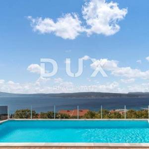 CRIKVENICA - Kuća s više apartmana  i pogledom na more