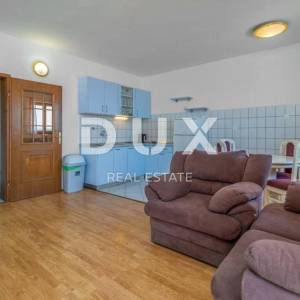 CRIKVENICA - Kuća s više apartmana  i pogledom na more