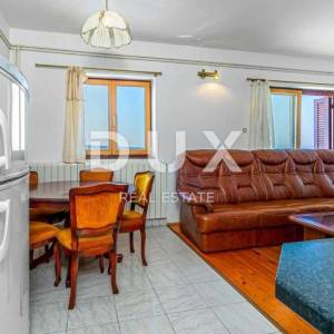 CRIKVENICA - Kuća s više apartmana  i pogledom na more
