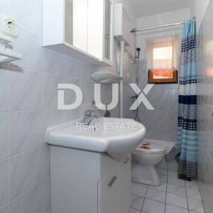 CRIKVENICA - Kuća s više apartmana  i pogledom na more