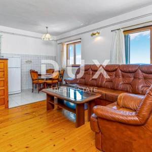 CRIKVENICA - Kuća s više apartmana  i pogledom na more