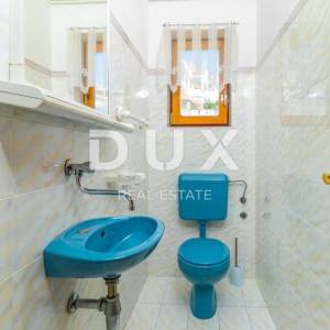 CRIKVENICA - Kuća s više apartmana  i pogledom na more