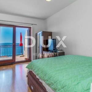 CRIKVENICA - Kuća s više apartmana  i pogledom na more