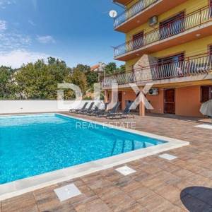 CRIKVENICA - Kuća s više apartmana  i pogledom na more