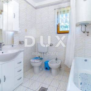 CRIKVENICA - Kuća s više apartmana  i pogledom na more