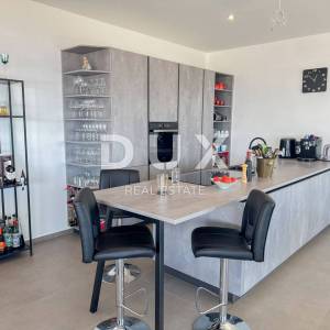 CRIKVENICA, KVARNER - Moderna vila s bazenom i panoramskim pogledom na more (kuća + apartman)