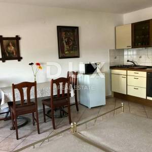 CRIKVENICA - lijepa kuća u centru Crikvenice s dva  poslovna prostora