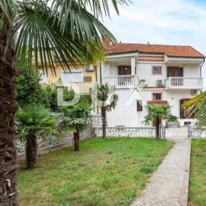 CRIKVENICA - lijepa kuća u centru Crikvenice s dva  poslovna prostora