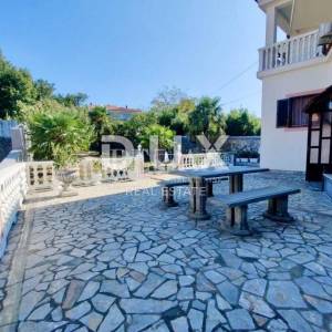 CRIKVENICA - lijepa kuća u centru Crikvenice s dva  poslovna prostora