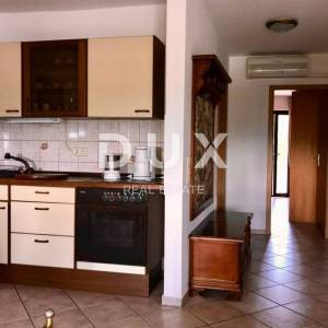 CRIKVENICA - lijepa kuća u centru Crikvenice s dva  poslovna prostora