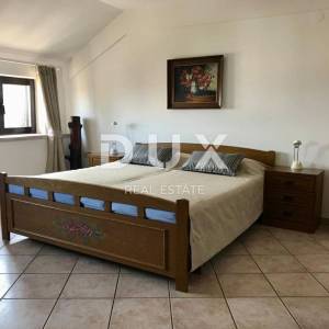 CRIKVENICA - lijepa kuća u centru Crikvenice s dva  poslovna prostora