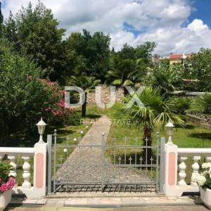 CRIKVENICA - lijepa kuća u centru Crikvenice s dva  poslovna prostora